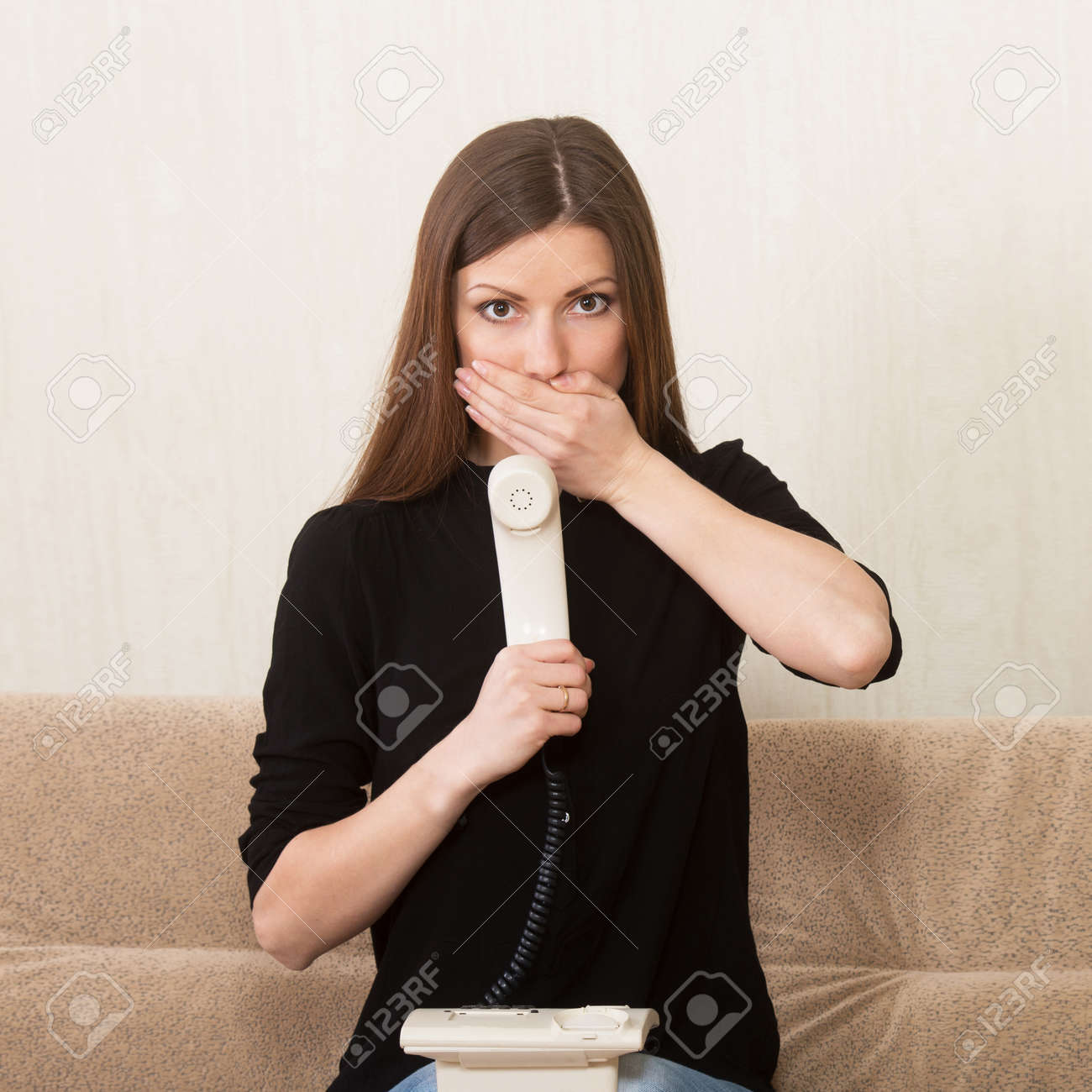 電話の受話器を持って 彼女の手で口を覆っている女の子 の写真素材 画像素材 Image 電話の受話器を持って 彼女の手で口を覆っている女の子 の写真素材 画像素材 Image