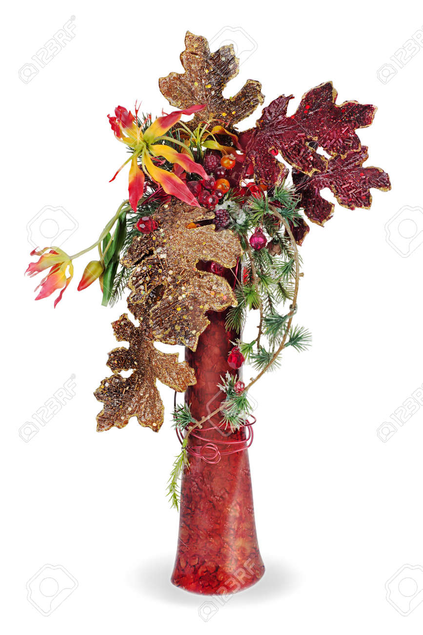 Arrangement De Noël De Boules De Noël Fleurs Artificielles Des Perles Et Des Branches De Pin Dans Un Vase Isolé Sur Fond Blanc