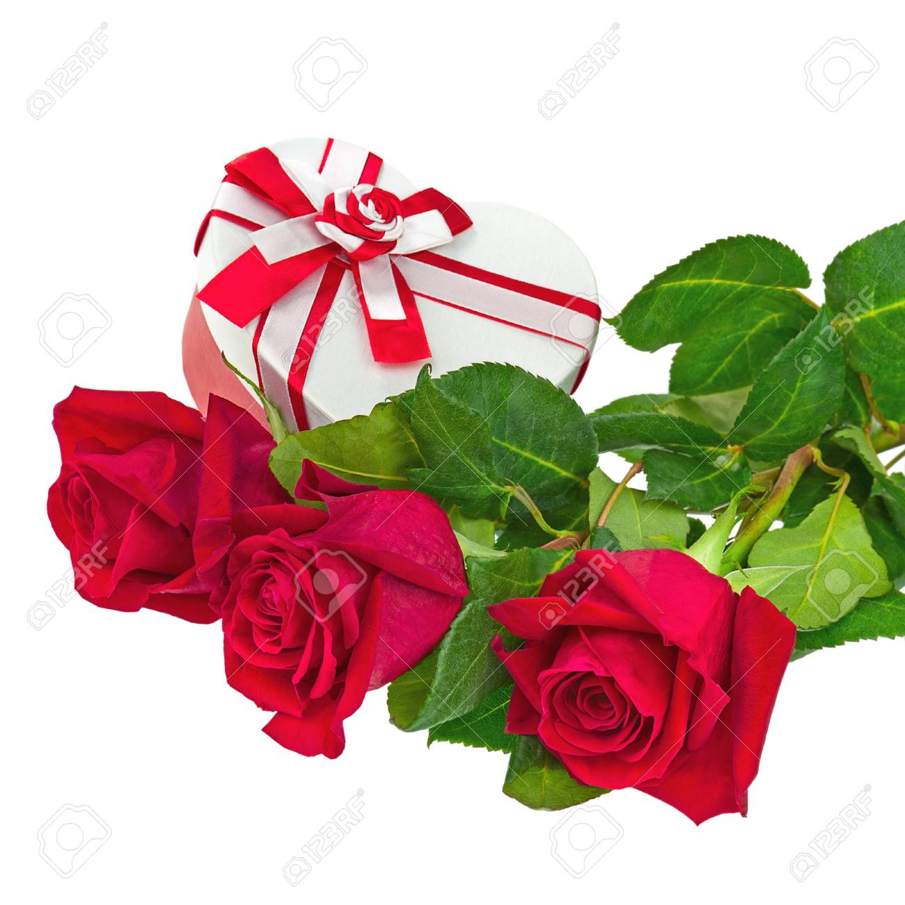 Coffret Cadeau En Forme De Coeur Et Bouquet De Roses Fleurs Isolé Sur Fond Blanc