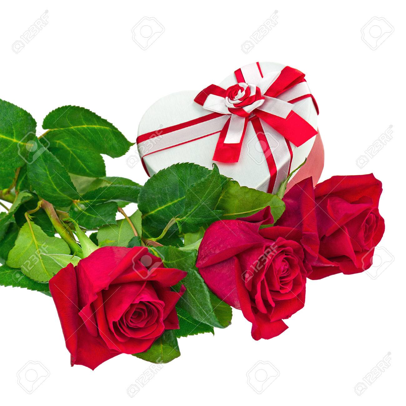 Coffret Cadeau En Forme De Cur Et Bouquet De Roses Fleurs Isolé Sur Fond Blanc