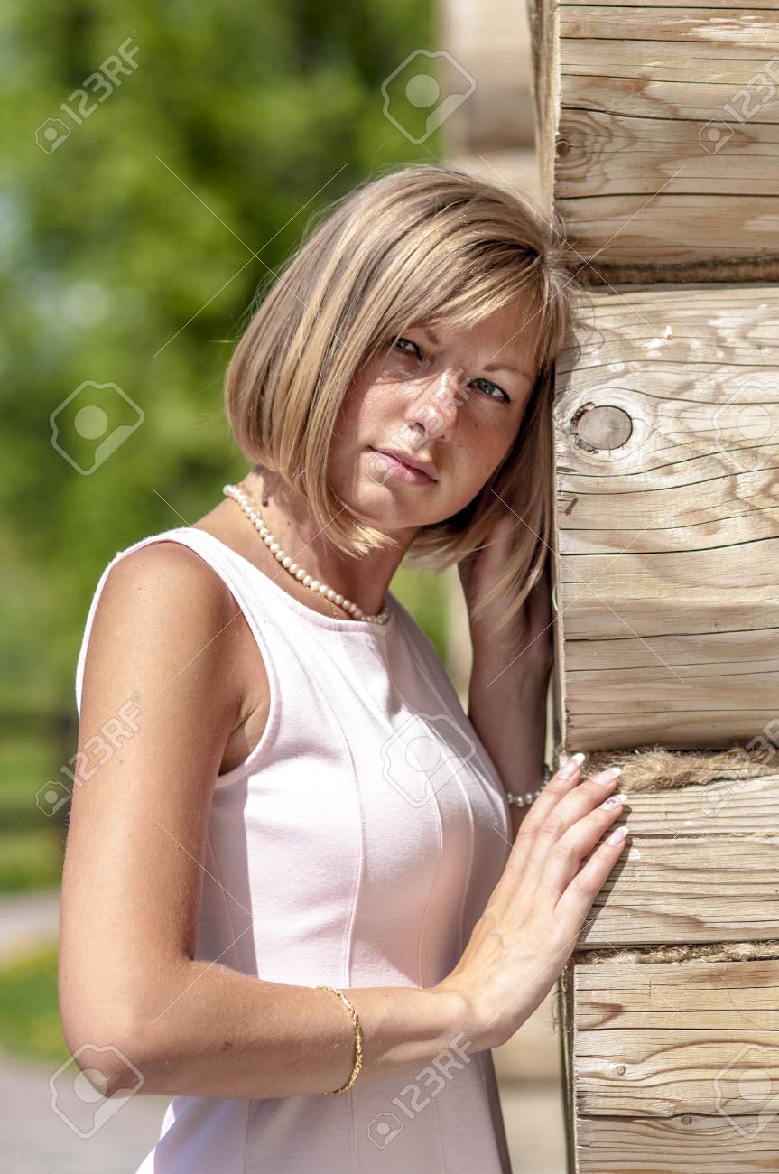 古いマンションで美しい若いロシア人女性 の写真素材 画像素材 Image 古いマンションで美しい若いロシア人女性 の写真素材 画像素材 Image
