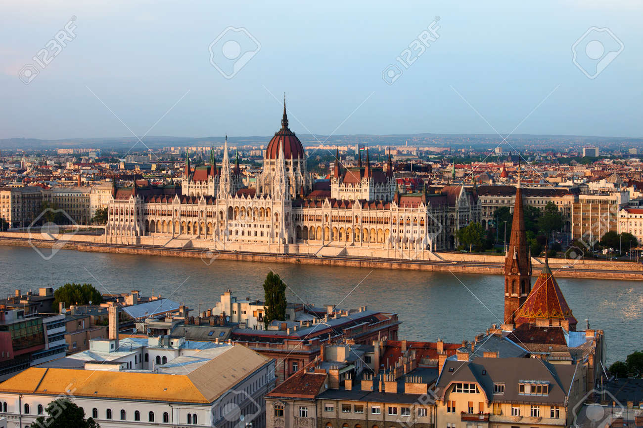 Immagini Stock Edificio Parlamento Ungherese Al Tramonto Dal Fiume Danubio Nella Citta Di Budapest Ungheria Image 18916084