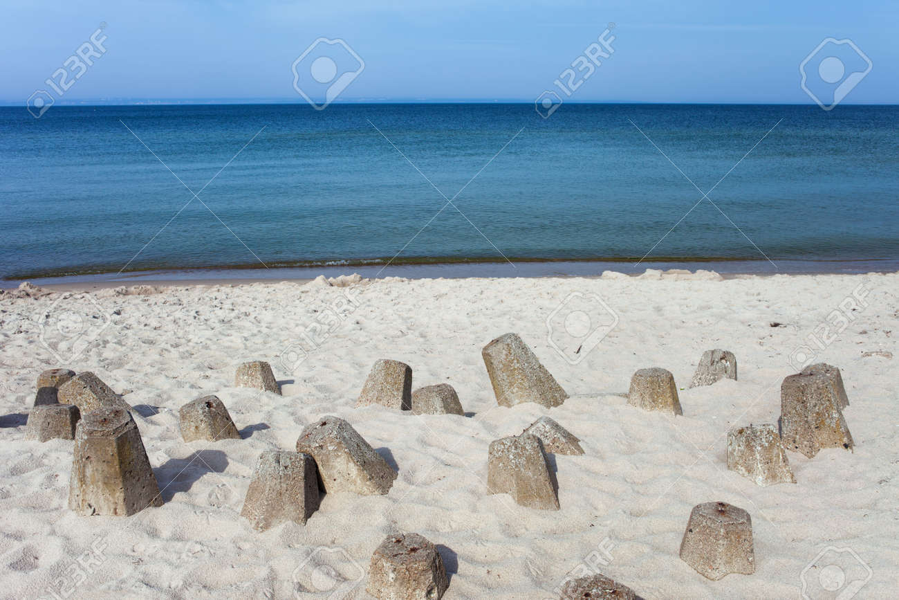 ポーランドでヘル半島でコンクリート消波ブロックとバルト海の砂浜の白 パック湾に向かって表示 の写真素材 画像素材 Image ポーランドでヘル半島でコンクリート消波ブロックとバルト海の砂浜の白 パック湾に向かって表示 の写真素材 画像素材 Image