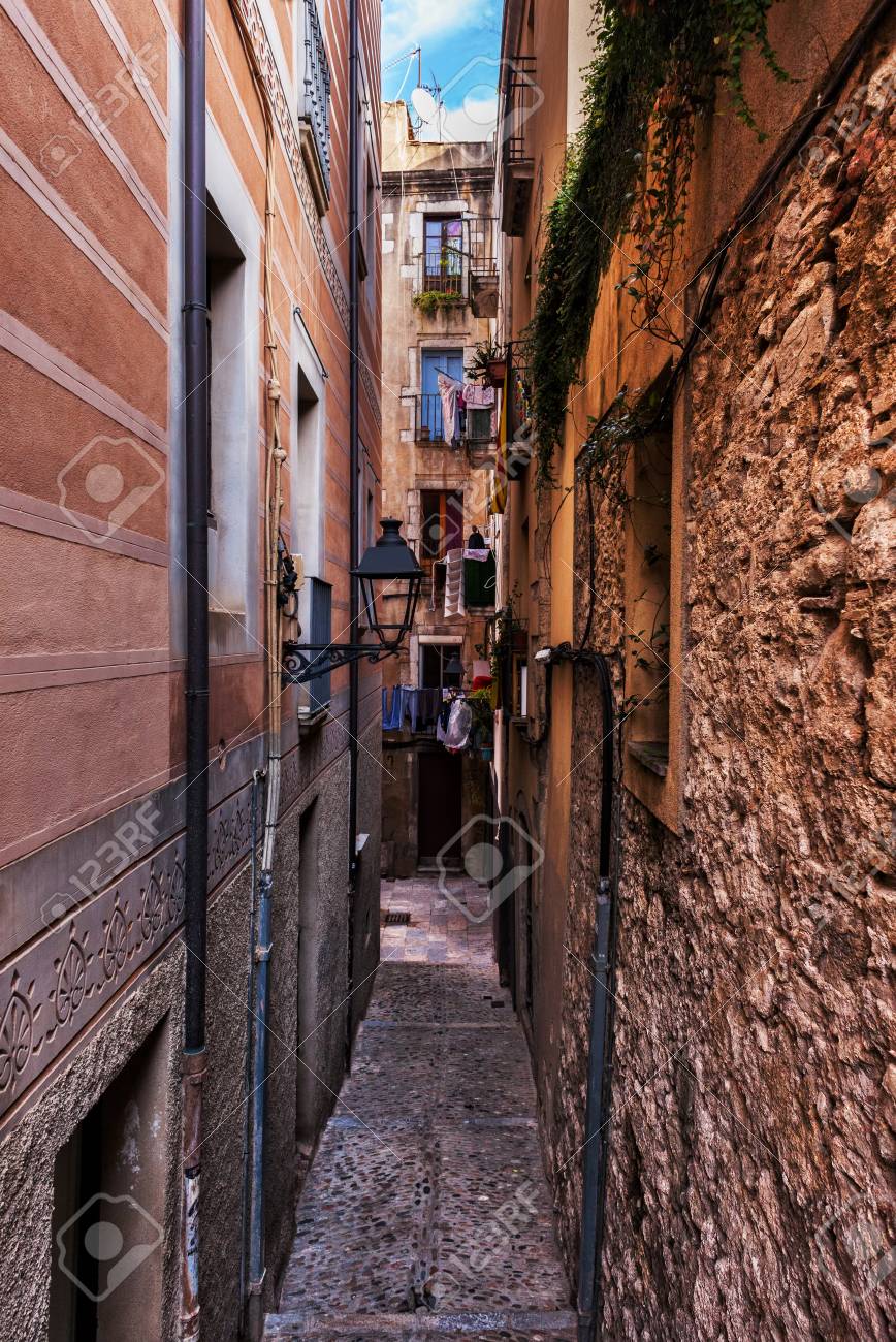 旧ユダヤ人地区の狭い路地と家 ジローナ市 カタルーニャ スペインの呼び出し の写真素材 画像素材 Image