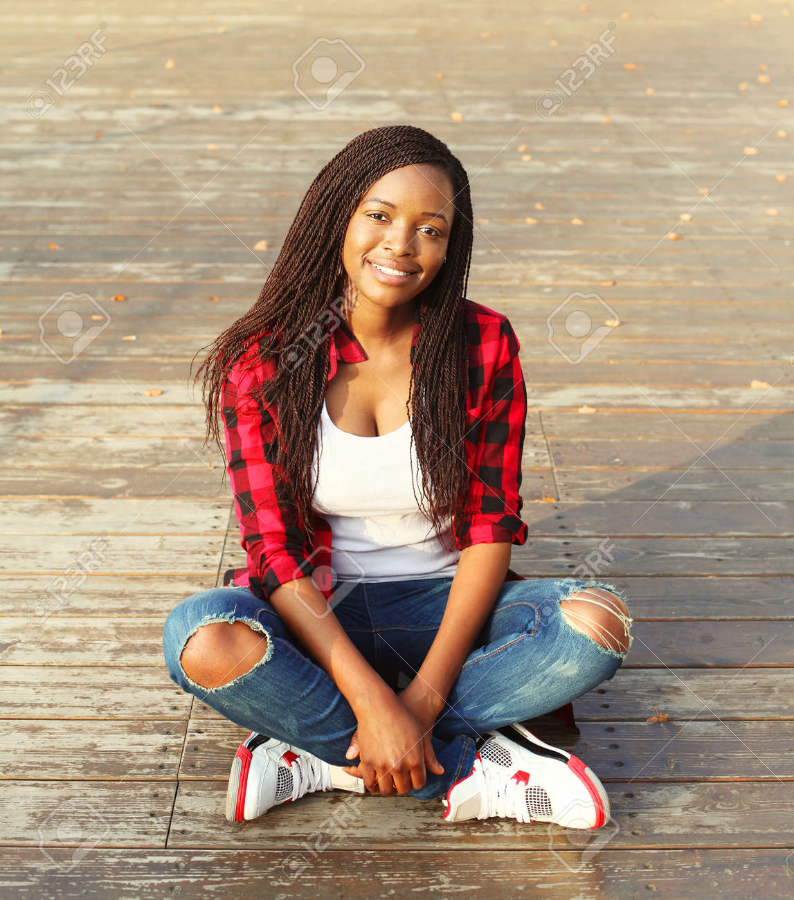 美しい若い都市でアフリカ女性座って休んで笑みを浮かべて の写真素材 画像素材 Image