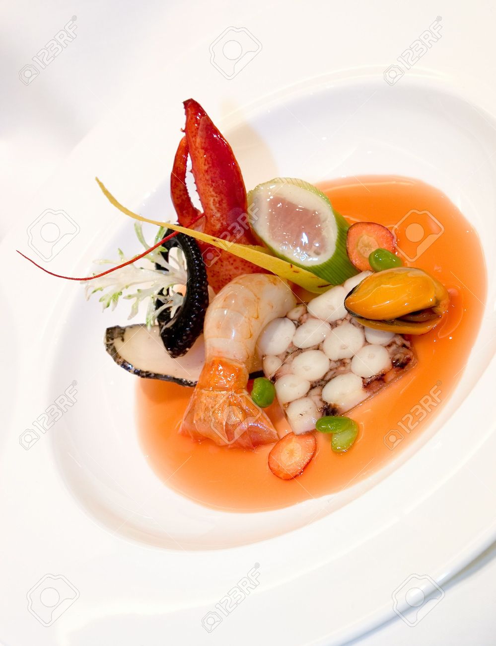 タコのテリーヌ ホタテのムース 蒸しムール貝バター マグロの腹のポシェ手長海老とトマトのロブスター ヒューム の写真素材 画像素材 Image