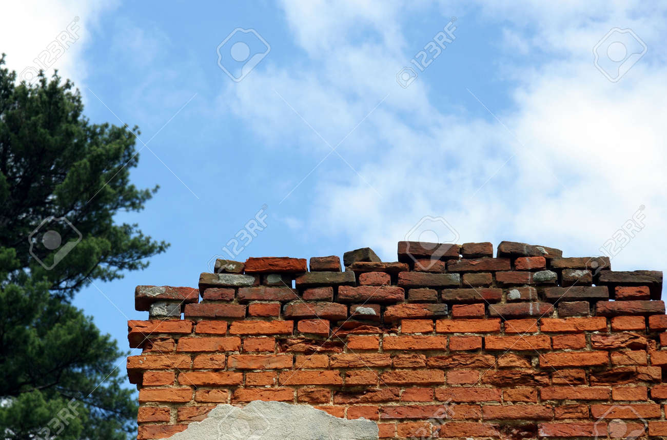 崩れかけた煉瓦壁 上空の背景 の写真素材 画像素材 Image