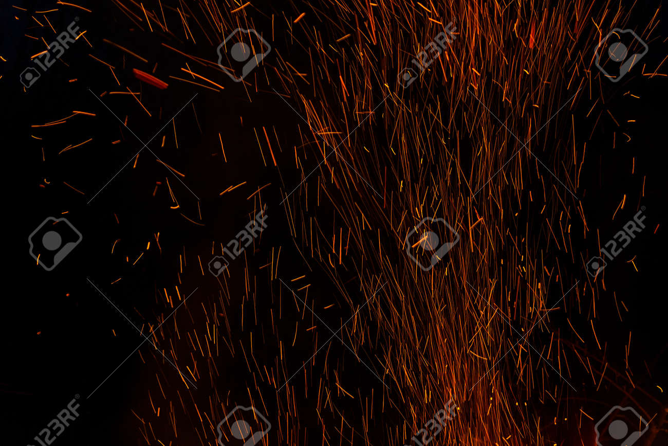 黒い背景に火花を散らす炎 の写真素材 画像素材 Image