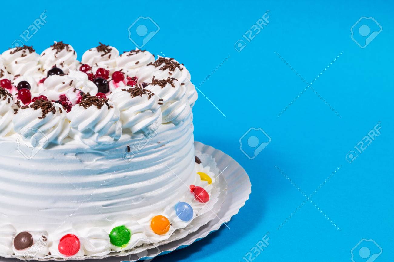 Tasty Gateau D Anniversaire Cremeuse Bonbons Colores Orne Sur Fond Bleu Banque D Images Et Photos Libres De Droits Image