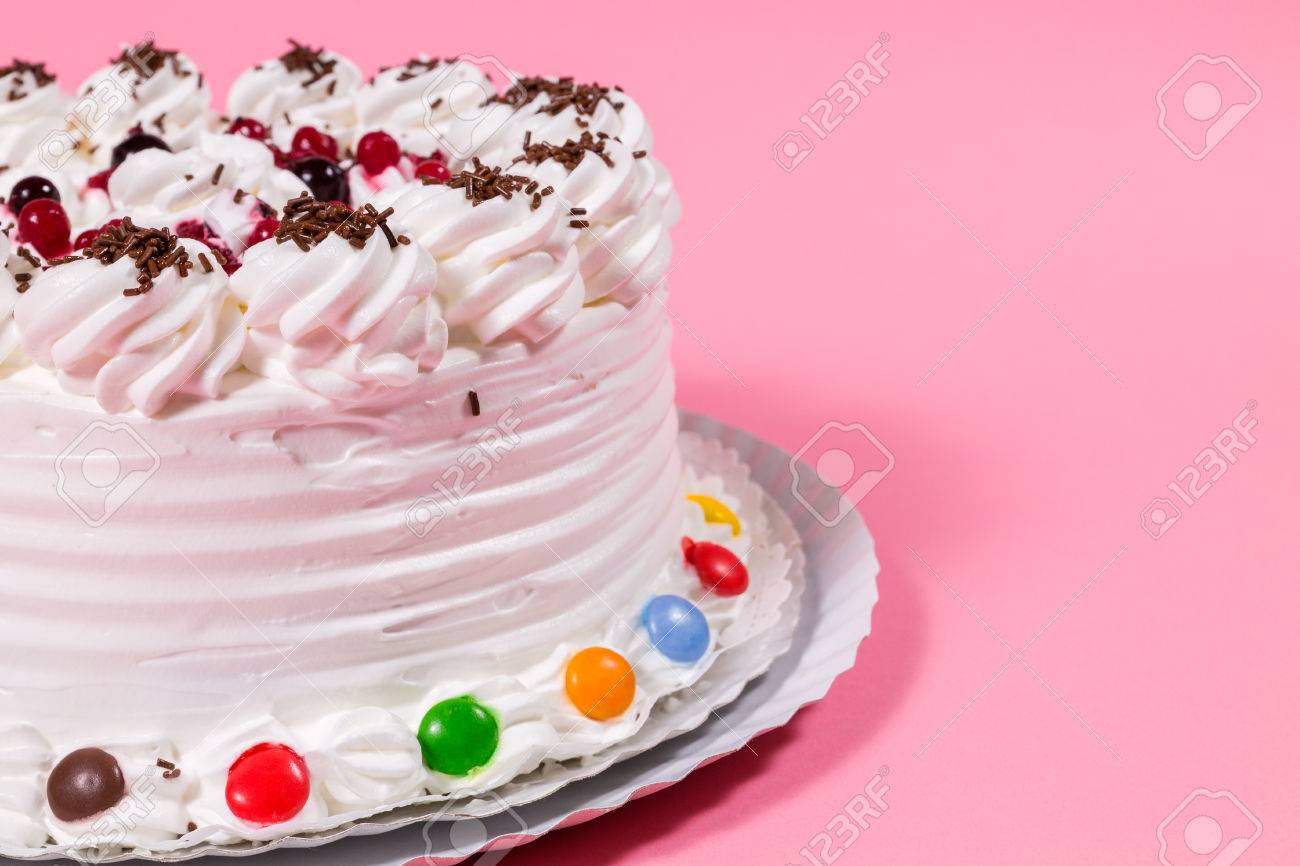 Tasty Gateau D Anniversaire Cremeuse Bonbons Colores Orne Sur Fond Rose Banque D Images Et Photos Libres De Droits Image Tasty Gateau D Anniversaire Cremeuse Bonbons Colores Orne Sur Fond Rose Banque D Images Et Photos Libres De Droits Image