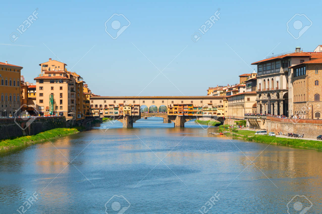 Immagini Stock Citta Di Firenze E Ponte Vecchio Il Fiume Arno In