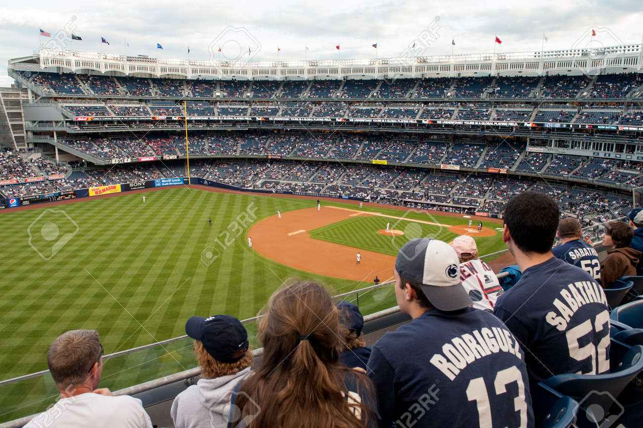 ニューヨーク ニューヨーク アメリカ合衆国 11 年 5 月 12 日 野球ファン時計カンザスシティ ロイヤルズ V ヤンキー スタジアムでニューヨーク ヤンキース の写真素材 画像素材 Image