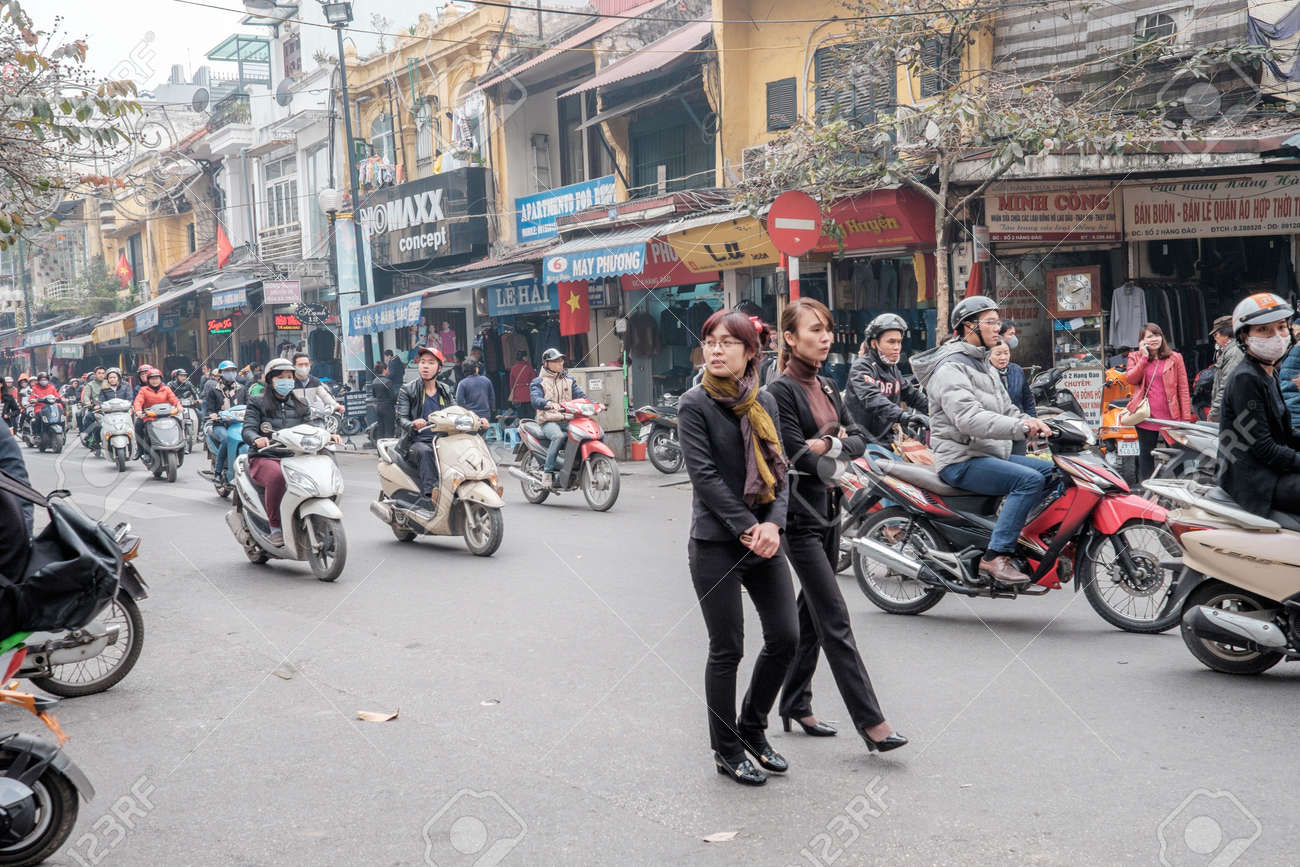 ハノイ ベトナム 15 年 2 月 10 日 ベトナムの女性はハノイ の旧市街で混雑に見舞われてを避けるためにゆっくりと着実なペースで通りを渡る ハノイの街に約 400 万バイクがあります の写真素材 画像素材 Image ハノイ ベトナム 15 年 2 月 10 日 ベトナムの女性はハノイ の旧市街で混雑に見舞われてを避けるためにゆっくりと着実なペースで通りを渡る ハノイの街に約 400 万バイクがあります の写真素材 画像素材 Image