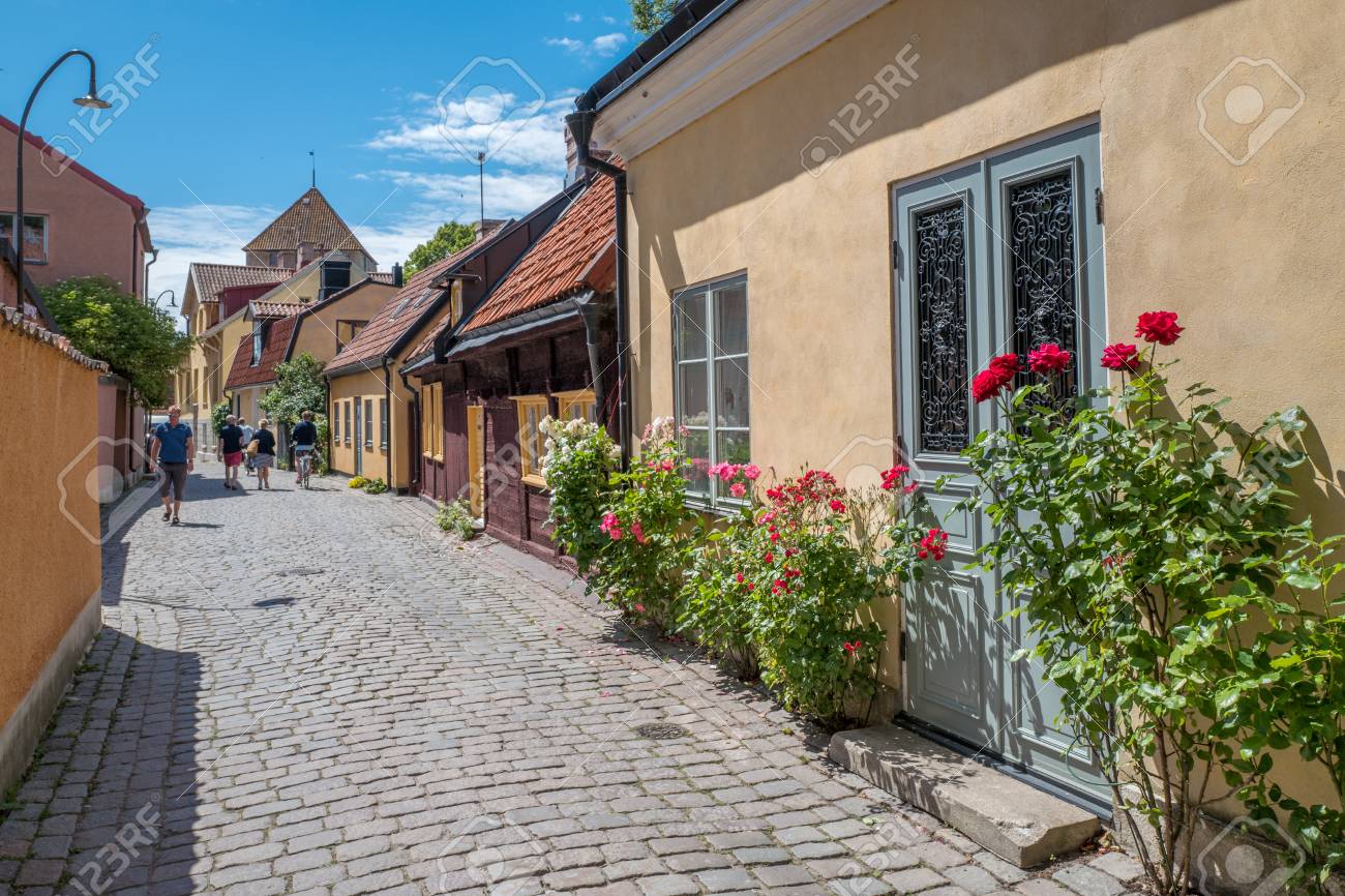 ヴィスビュー スウェーデン 16 年 7 月 8 日 ヴィスビーの中世の路地 ヴィスビューは Hanse 市街とスウェーデンのバルト海海ゴットランド島の主要な観光地です の写真素材 画像素材 Image