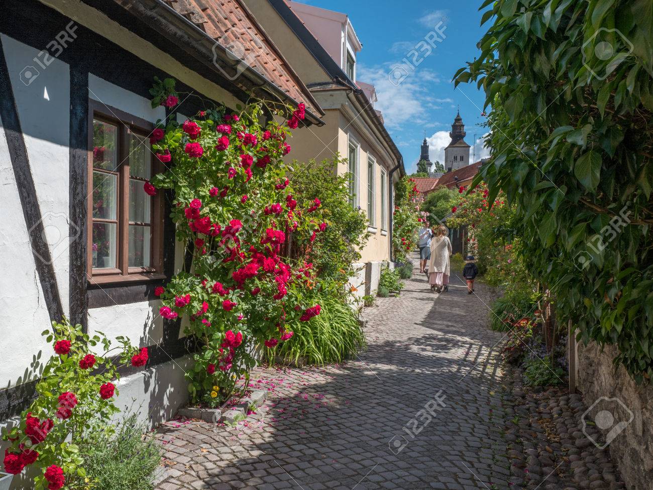 ヴィスビュー スウェーデン 16 年 7 月 8 日 観光客はヴィスビーの中世の路地を探索します ヴィスビューは Hanse 市街とスウェーデンのバルト海海ゴットランド島の主要な観光地です の写真素材 画像素材 Image