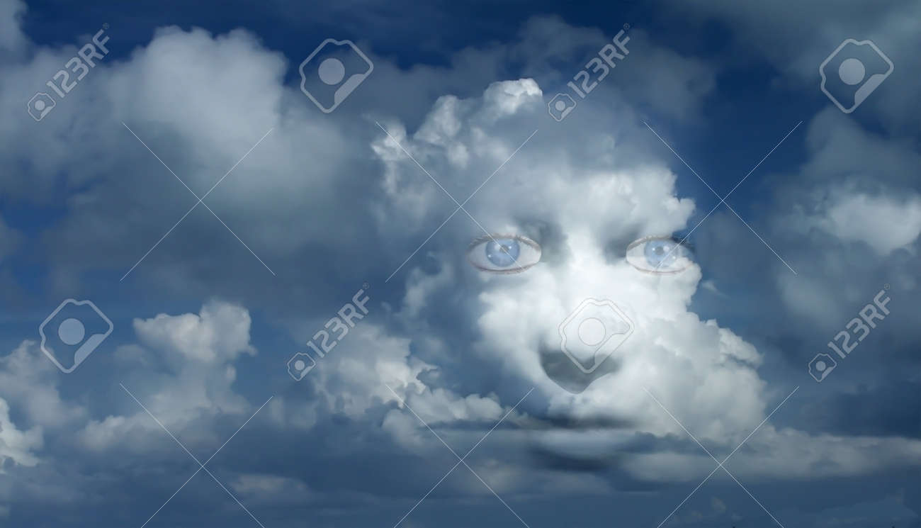 雲の中の神秘的な女性の顔 の写真素材 画像素材 Image