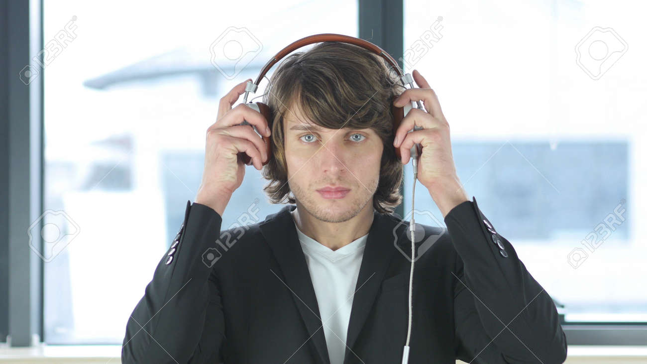 ヘッドホン 男 画像を検索またはダウンロードする