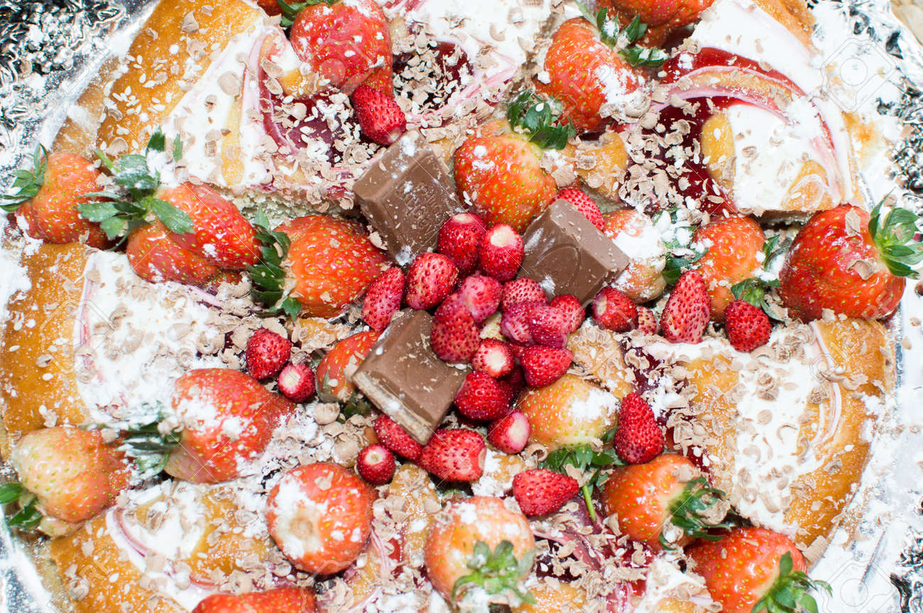 Pie with chocolate and fruit-raspberries andsweet strawberries - 57128178 Pie with chocolate and fruit-raspberries andsweet strawberries - 57128178