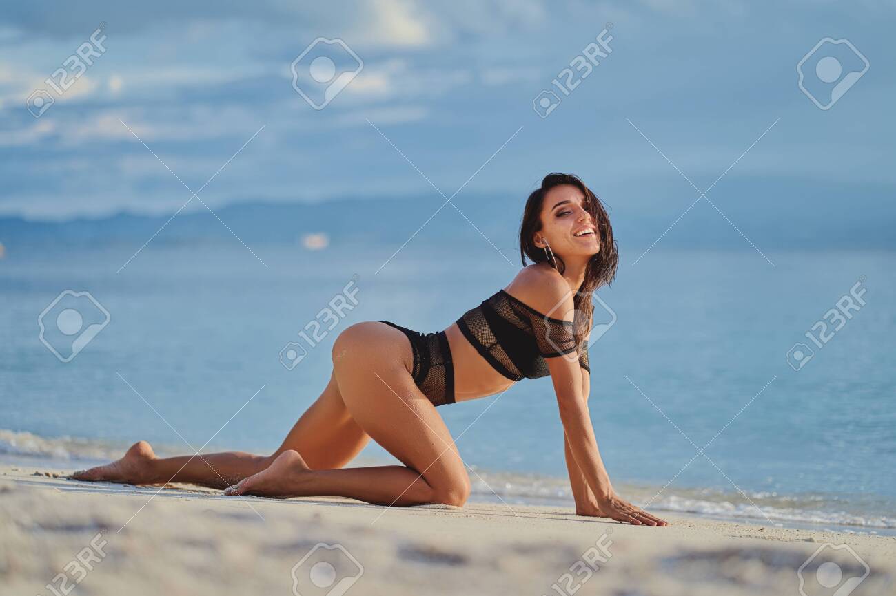 Mujer En El Mar. Hermosa Mujer Joven De Pie A Cuatro Patas En La Playa  Fotos, retratos, imágenes y fotografía de archivo libres de derecho. Image  158031549