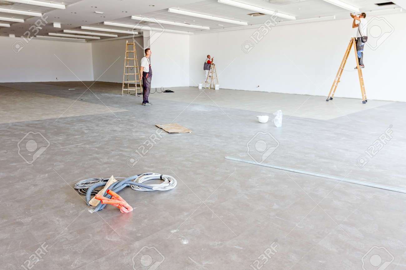 通信や電源ケーブルは、タイル張りの床から出ています。バック 