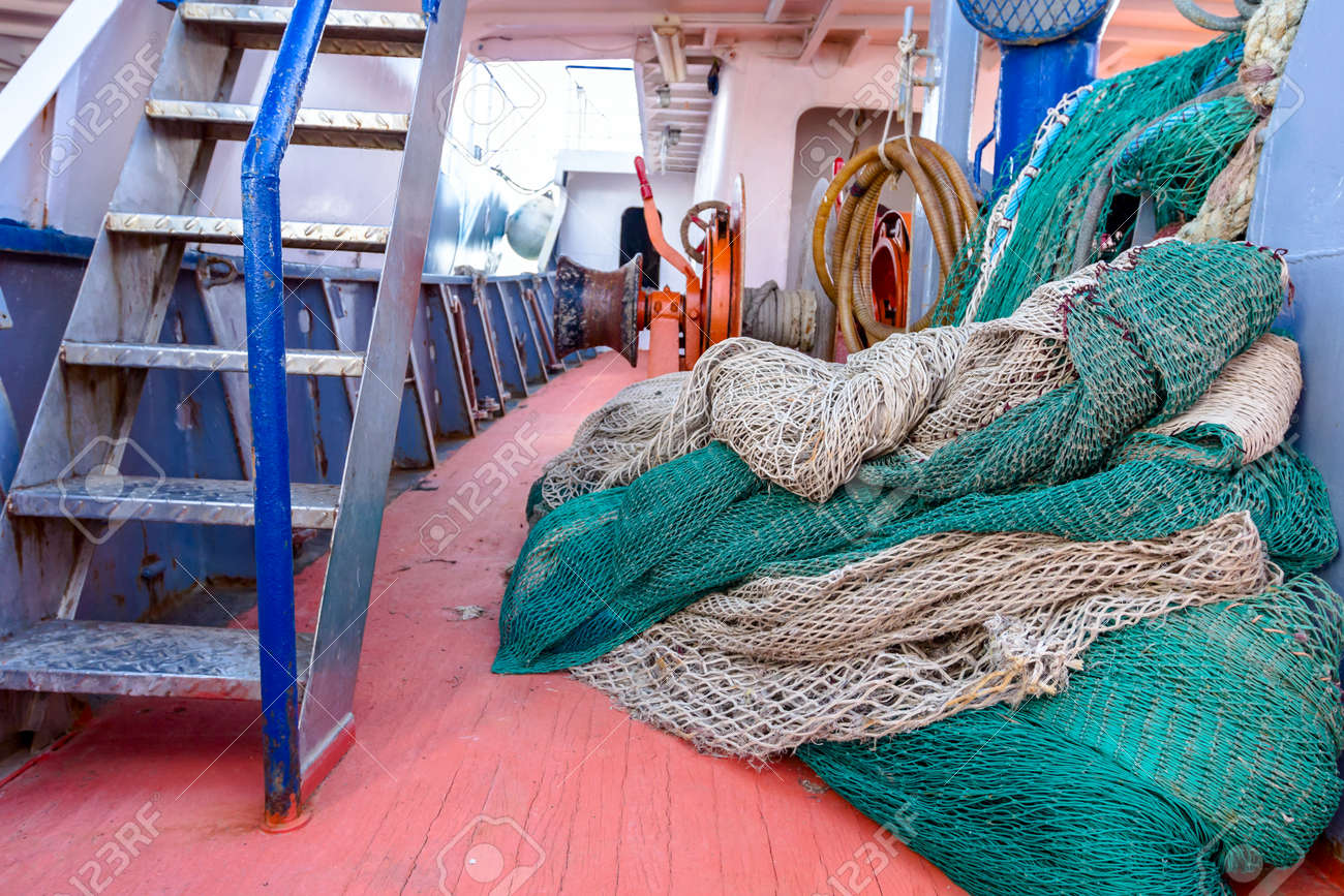 商業漁業網 広い船のデッキで外洋での釣り用の山 の写真素材 画像素材 Image