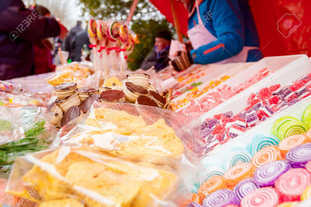 フリーマーケットで入手可能な 皿に置かれた販売のための様々な色のキャンディーやお菓子 の写真素材 画像素材 Image