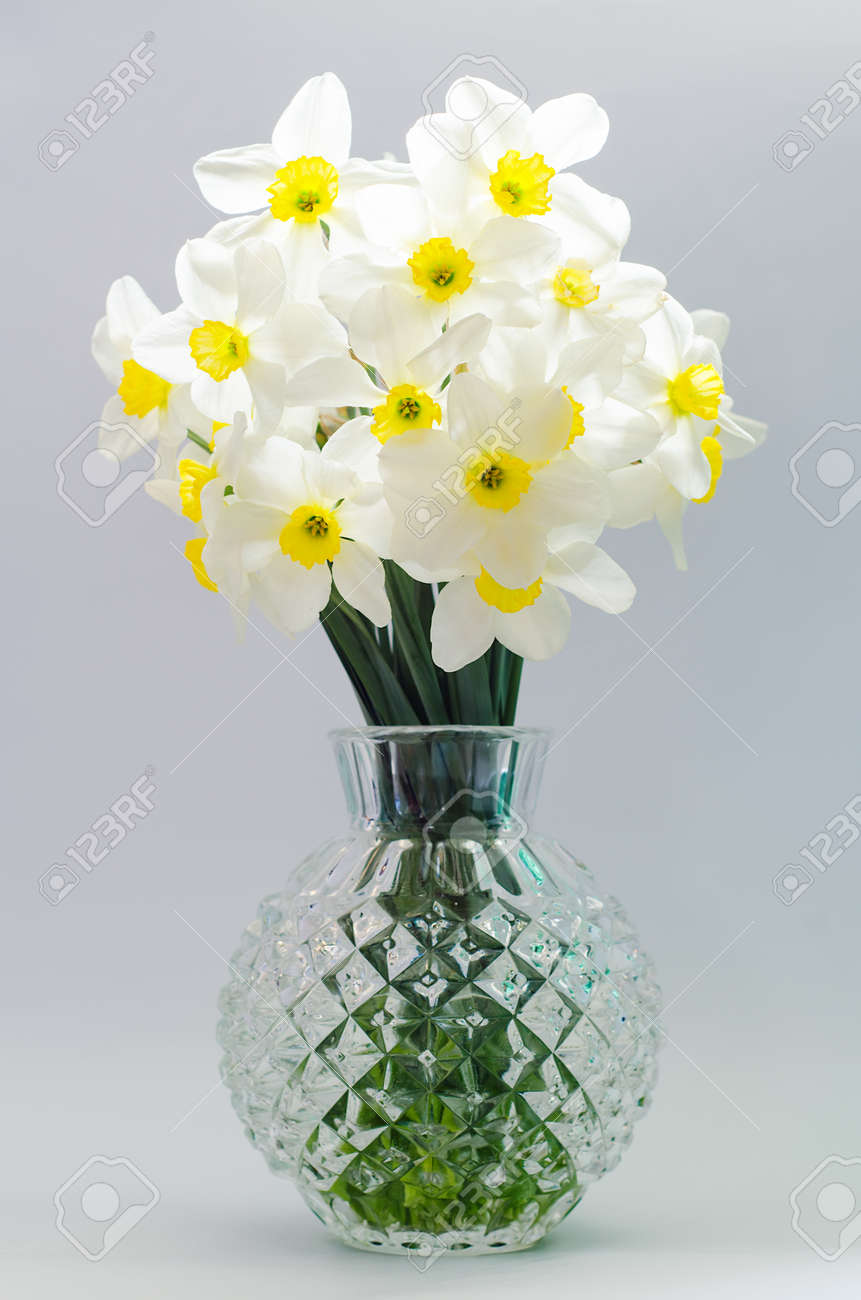 花瓶の水仙の花束 の写真素材 画像素材 Image