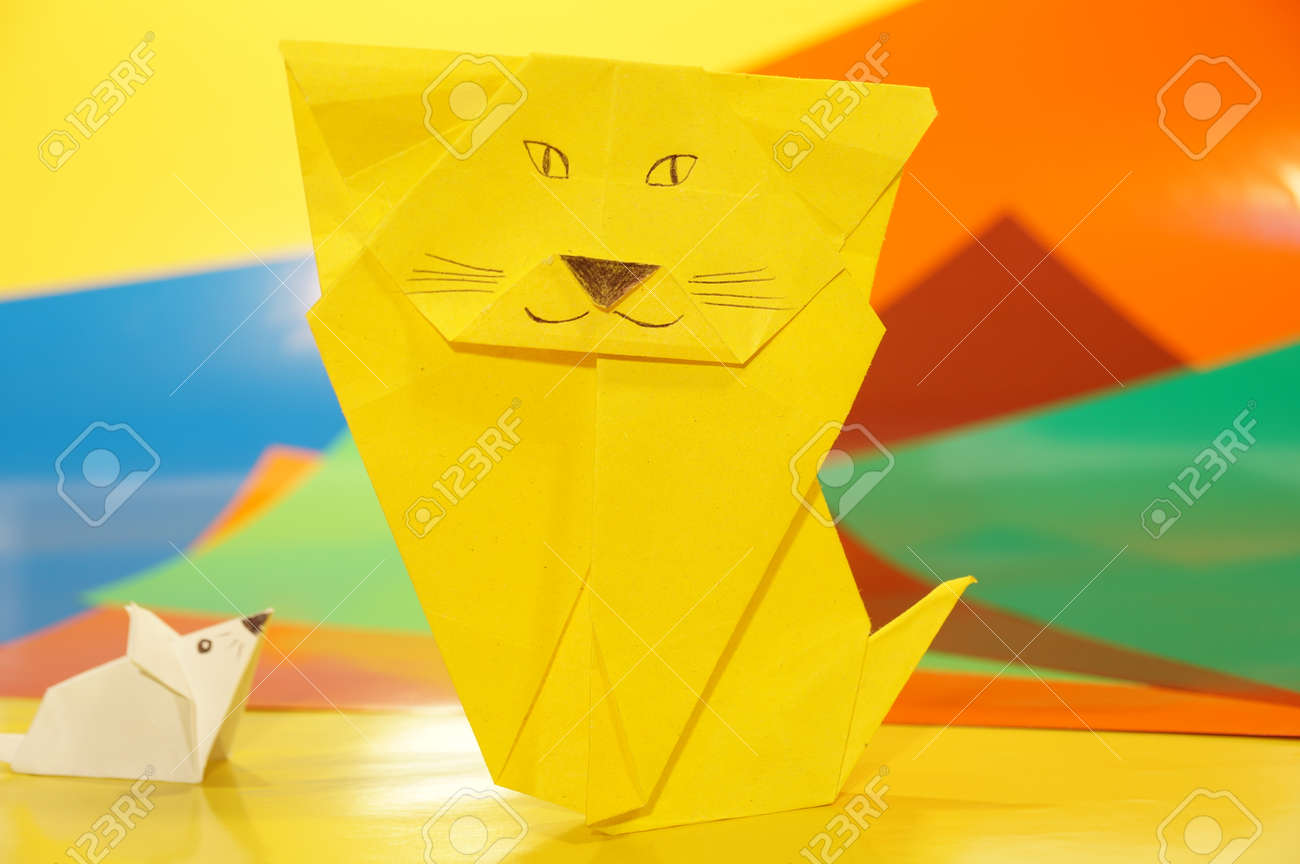 Gato Y Ratón De Origami Hechos De Papel En Un Fondo De Papel