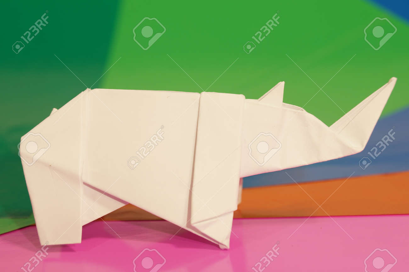カラフルな背景に分離された紙折り紙サイ の写真素材 画像素材 Image