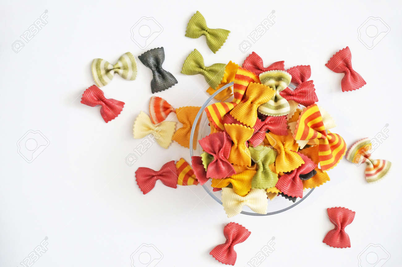 Pates Multicolores Droles Belles Pates Sous La Forme D Un Papillon Pates Italiennes Originales Isole Sur Fond Blanc Pates Frisees Irisees Sur Fond Blanc Dans Une Assiette Transparente Banque D Images Et Photos Libres