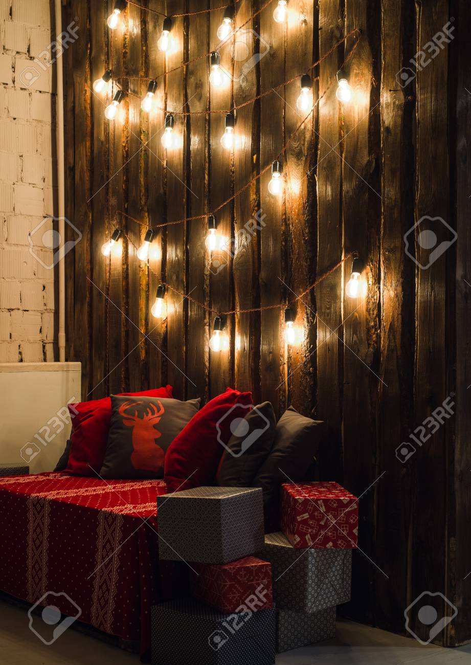 Sitio De Madera En Casa Rustica Con Bombillas De Luz De Pared De