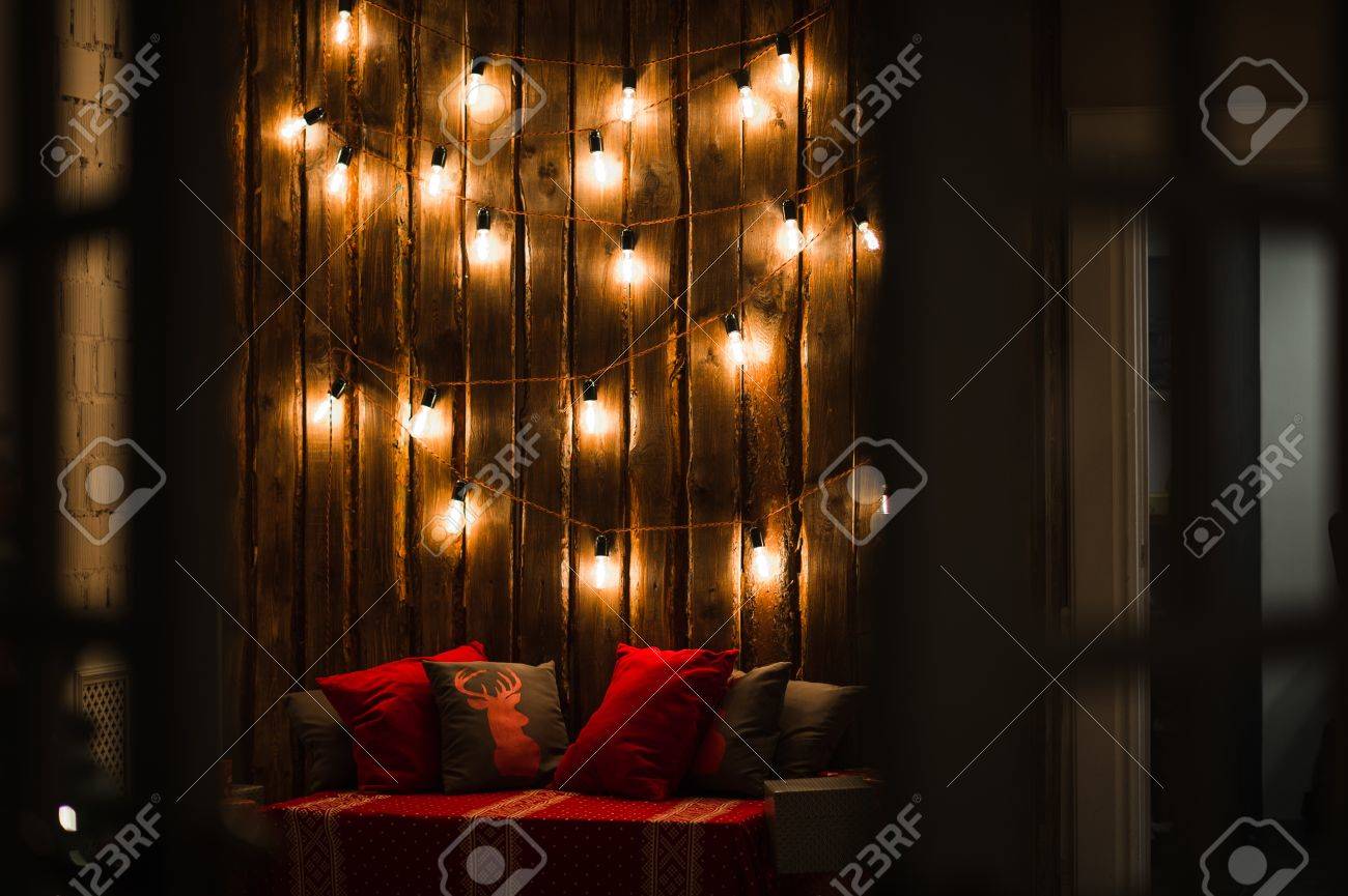 Sitio De Madera En Casa Rustica Con Bombillas De Luz De Pared De
