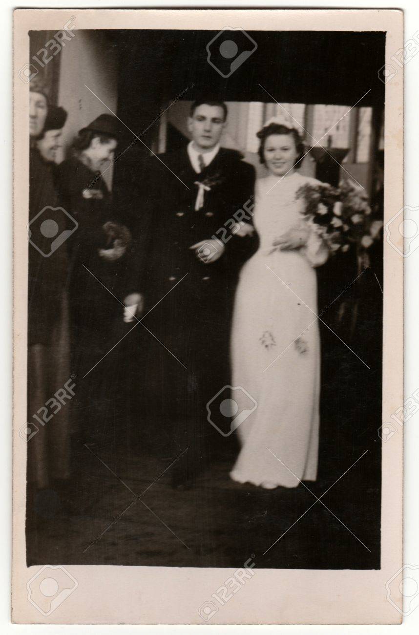 プラハのチェコスロバキア共和国 1940 年 3 月 9 日 ヴィンテージ写真は新婚夫婦を示しています 結婚式 新郎新婦は教会 大聖堂から行きます レトロなブラック ホワイト写真セピア色の効果 の写真素材 画像素材 Image 83512844