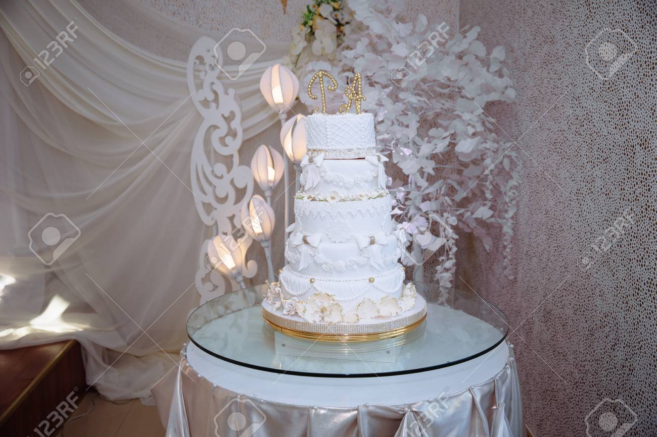 Archivio Fotografico , Dolci torta nuziale a più livelli decorate con fiori