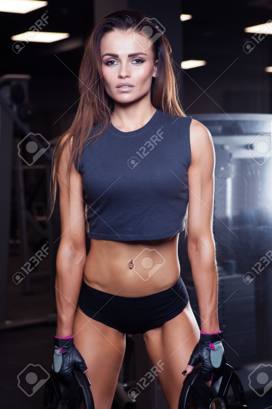 Mujer En Ropa Deportiva Con El Cuerpo Perfecto Descansando En El Gimnasio Fotos, Retratos, Imágenes Y Fotografía De Libres De Derecho. Image 48098999.