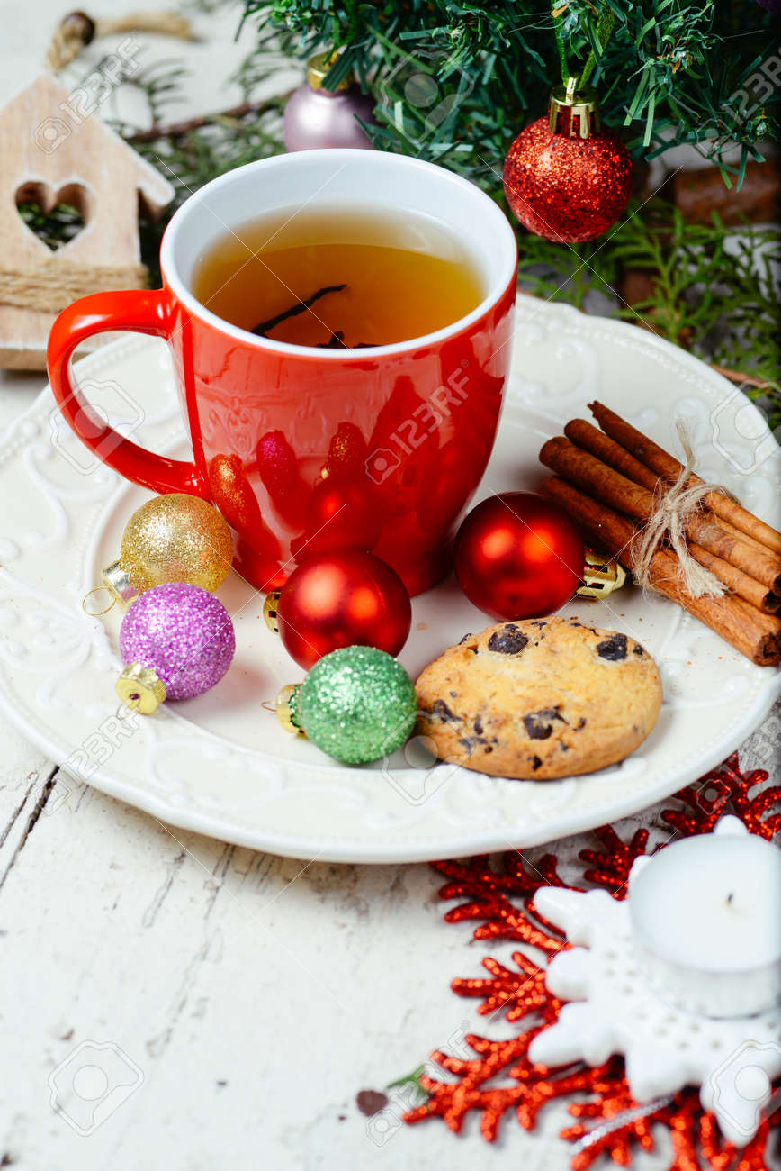 Biscotti Bastoncini Di Natale.Immagini Stock Tazza Rossa Con Te Per La Decorazione Di Natale E Capodanno Con Scaglie Di Cioccolato Biscotti Bastoncini Di Cannella Bagattelle Colorate Con L Albero Di Natale In Background Image 34857669