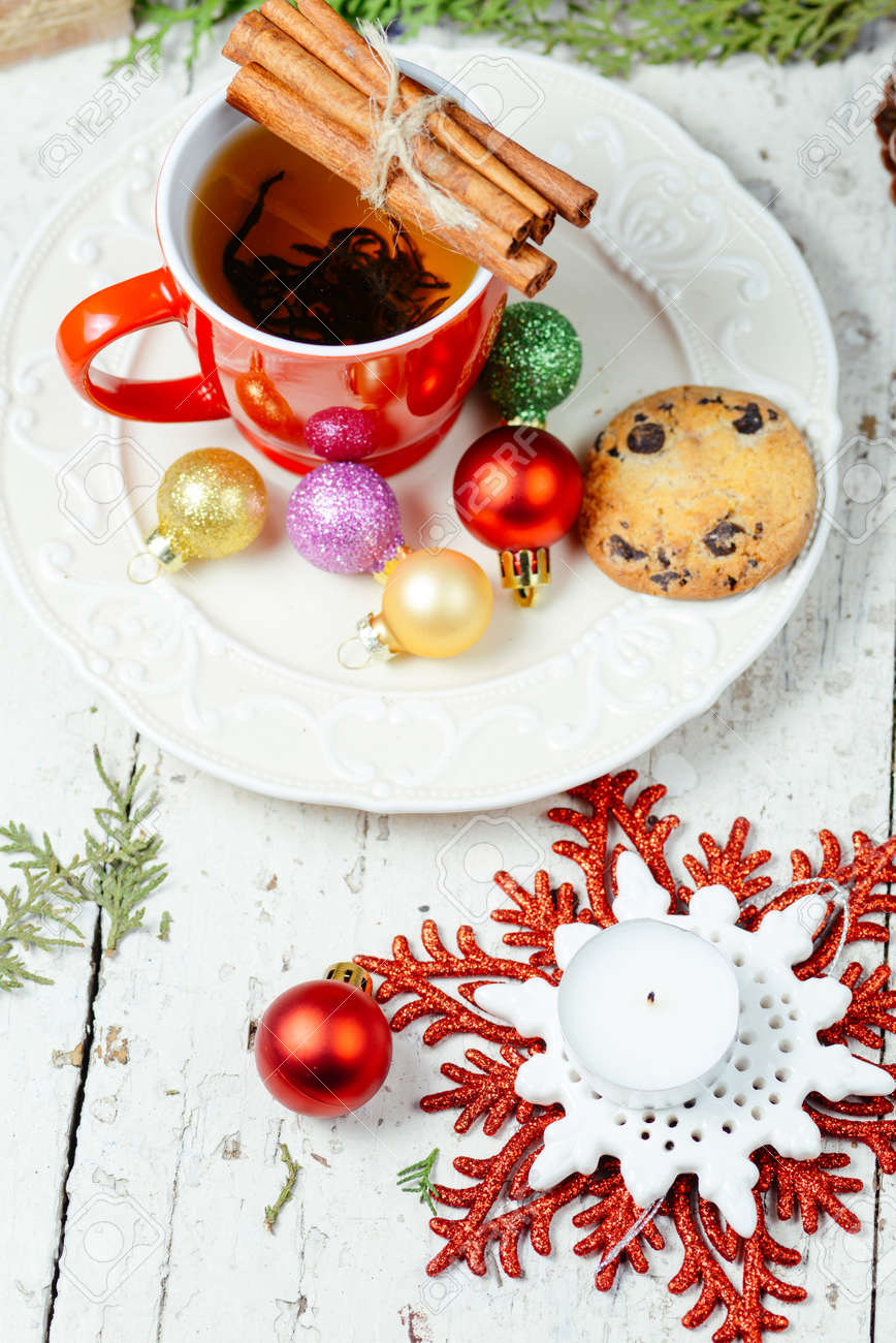 Biscotti Bastoncini Di Natale.Immagini Stock Tazza Rossa Con Te Per La Decorazione Di Natale E Capodanno Con Scaglie Di Cioccolato Biscotti Bastoncini Di Cannella Bagattelle Colorate Con L Albero Di Natale In Background Image 34857878