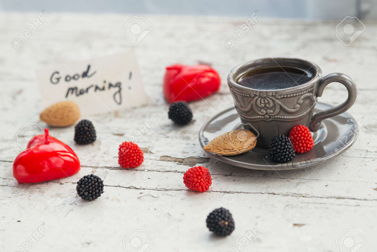 35905963-graue-tasse-kaffee-mit-ein-paar-s%C3%BC%C3%9Figkeiten-und-guten-morgen-notiz-fot-der-st-valentinstag.jpg