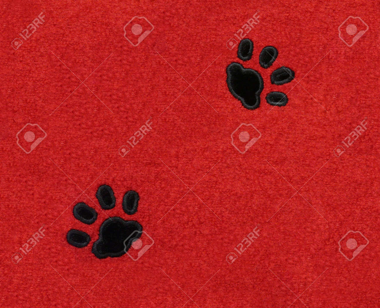 赤い長方形の生地の上の猫の 2 つの黒のベルベット Pawprints の写真素材 画像素材 Image 赤い長方形の生地の上の猫の 2 つの黒のベルベット Pawprints の写真素材 画像素材 Image