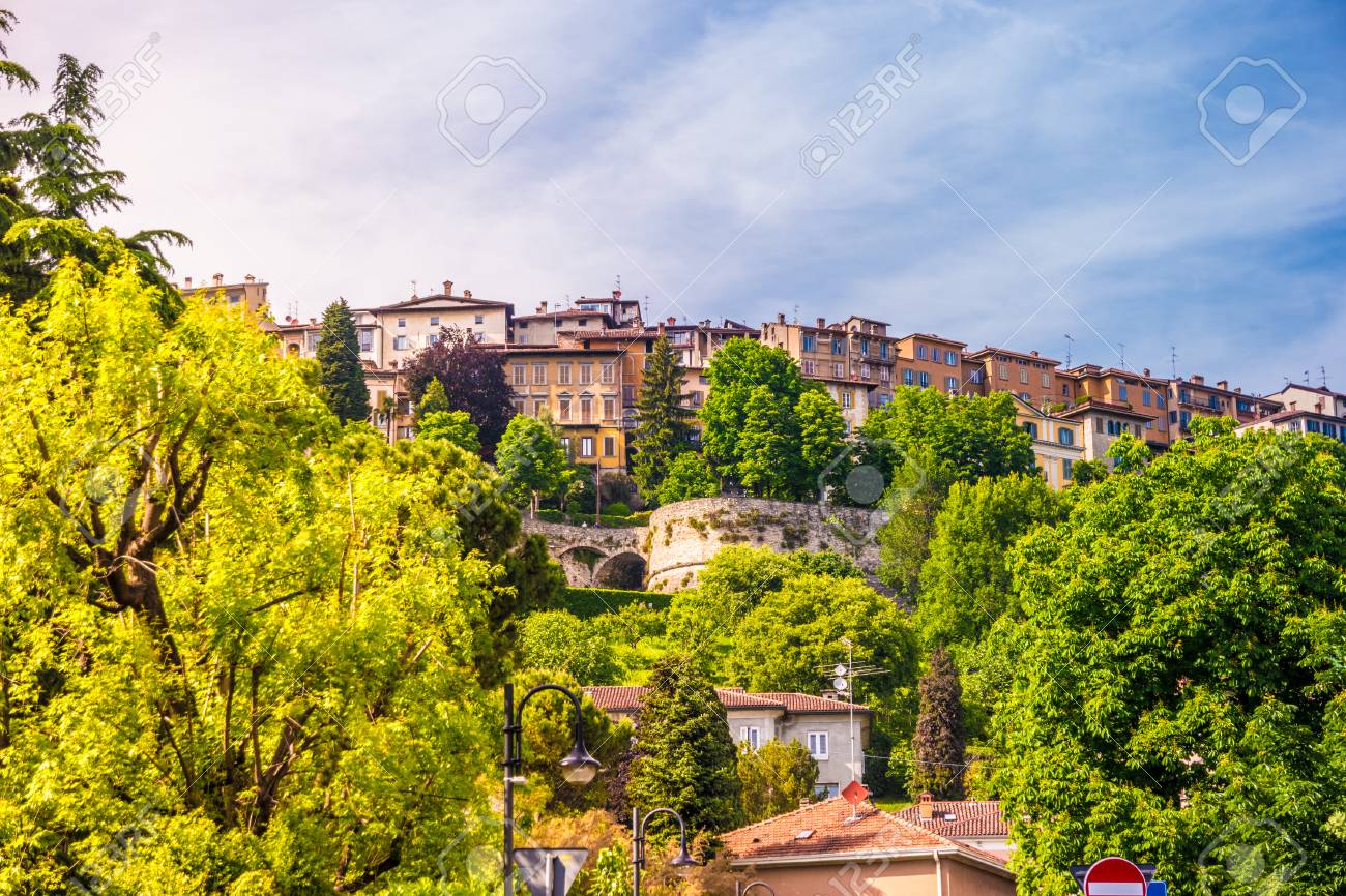 チッタ アルタ 旧市街のパノラマの景色 イタリア ロンバルディア州ベルガモ の写真素材 画像素材 Image