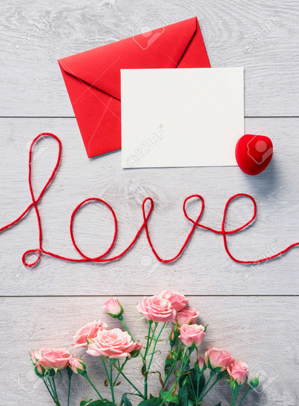 手紙と木製の背景の花赤い封筒は バレンタインデーの背景 の写真素材 画像素材 Image