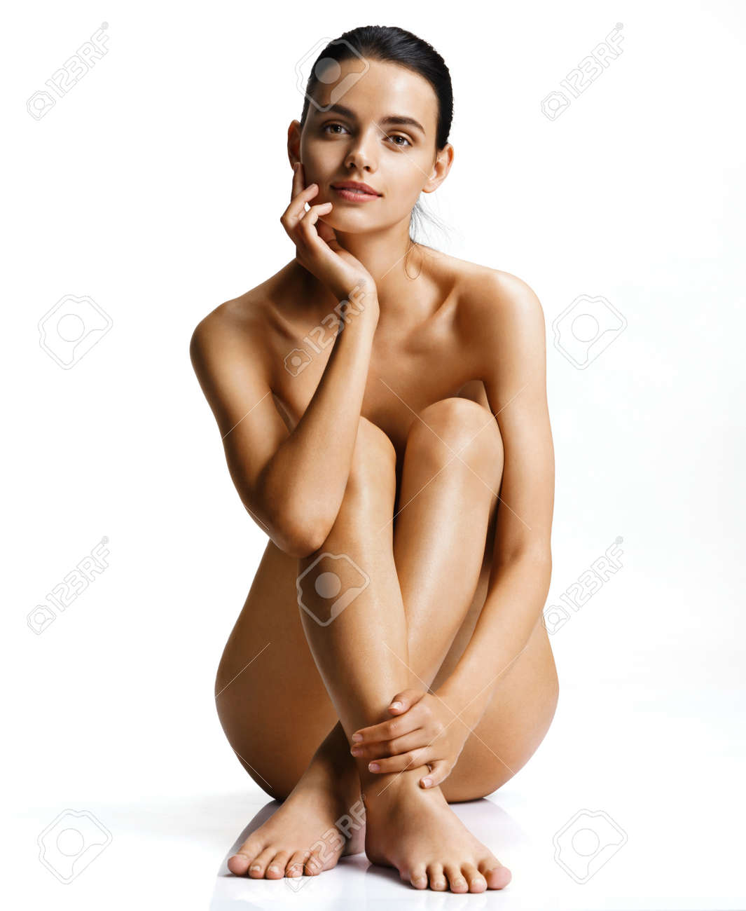 Mujer Desnuda Con La Piel Perfecta Que Se Sienta En El Fondo Blanco. Foto  De Mujer Hermosa Con Figura Magnífica. Wellness Y Concepto De Spa Fotos,  retratos, imágenes y fotografía de archivo