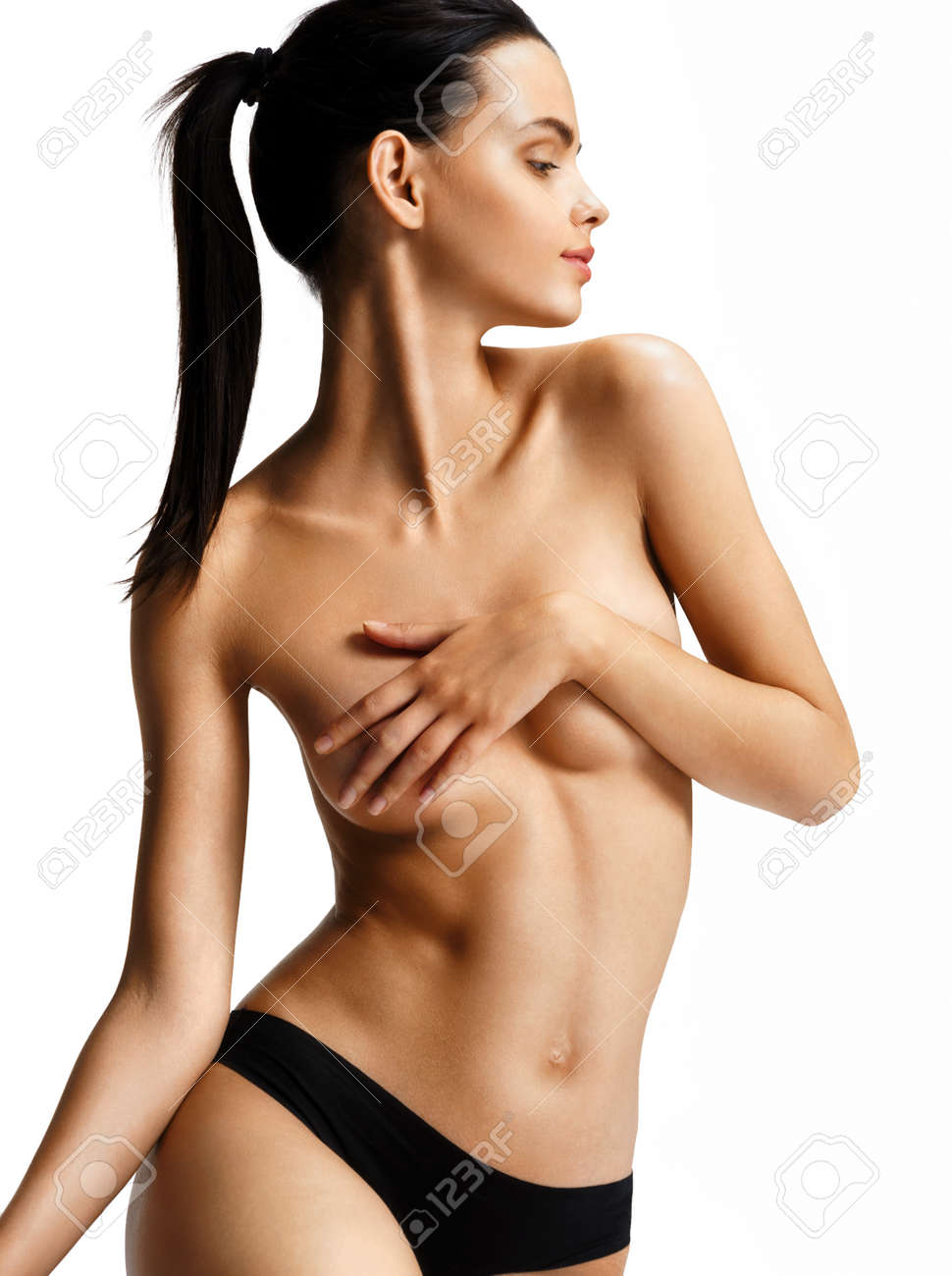 Magnifique Modèle Avec Seins Nus Posant Sur Fond Blanc. Photo Jeune Fille  Couvrant Son Sein Nu. Concept De Santé Et De Beauté Banque DImages et  Photos Libres De Droits. Image 75285443