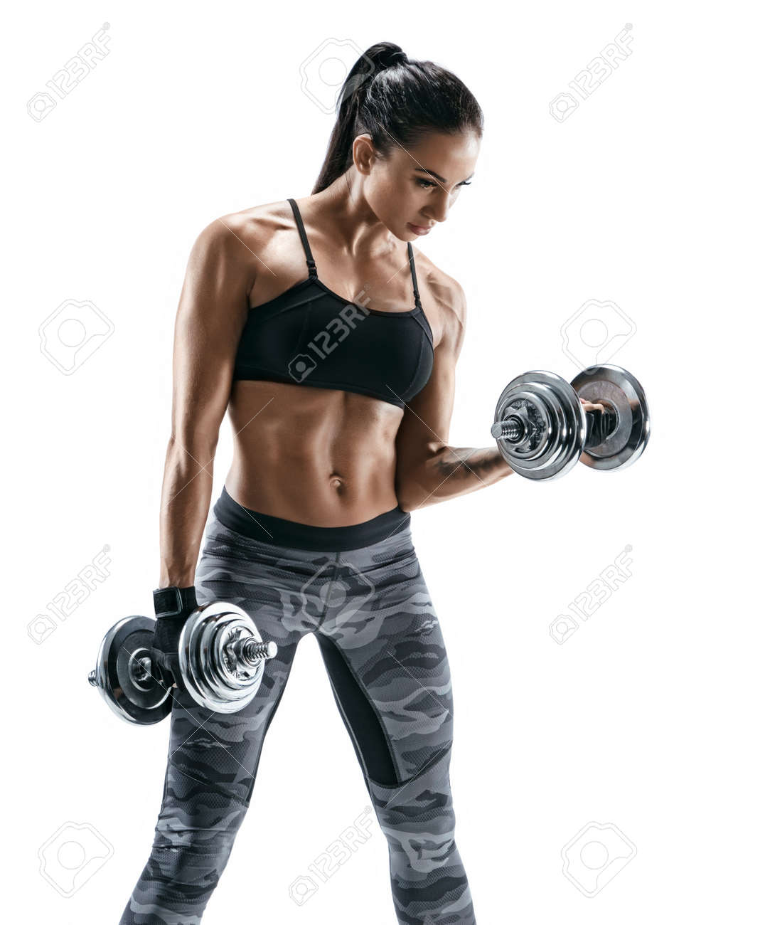 mujer muscular que hace ejercicios con pesas en el bíceps foto de