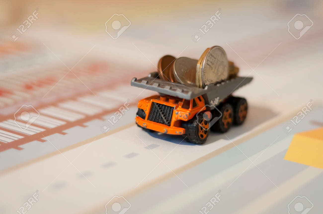 동전으로 가득 찬 장난감 트럭 금융 뉴스 금융 교육 은행 대출 금융 및 돈 저축 장학금 혜택 배당금 스톡 사진 비트코인 스톡 이미지  로열티 무료 사진, 그림, 이미지 그리고 스톡포토그래피. Image 123656208