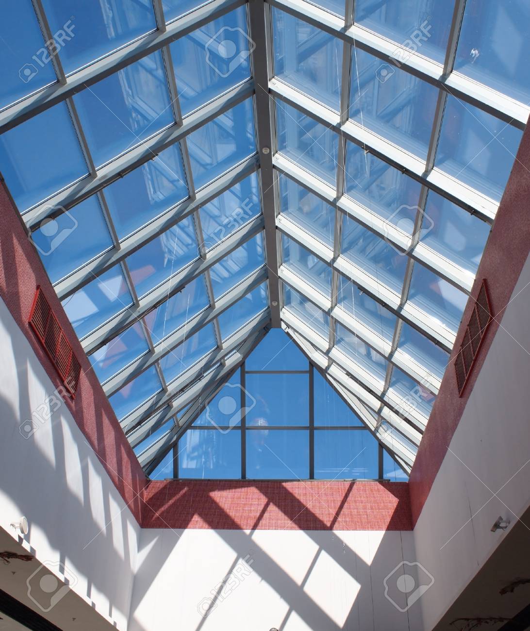 後ろに青い空の雲を見ることができるガラスの透明な屋根の下から見る の写真素材 画像素材 Image