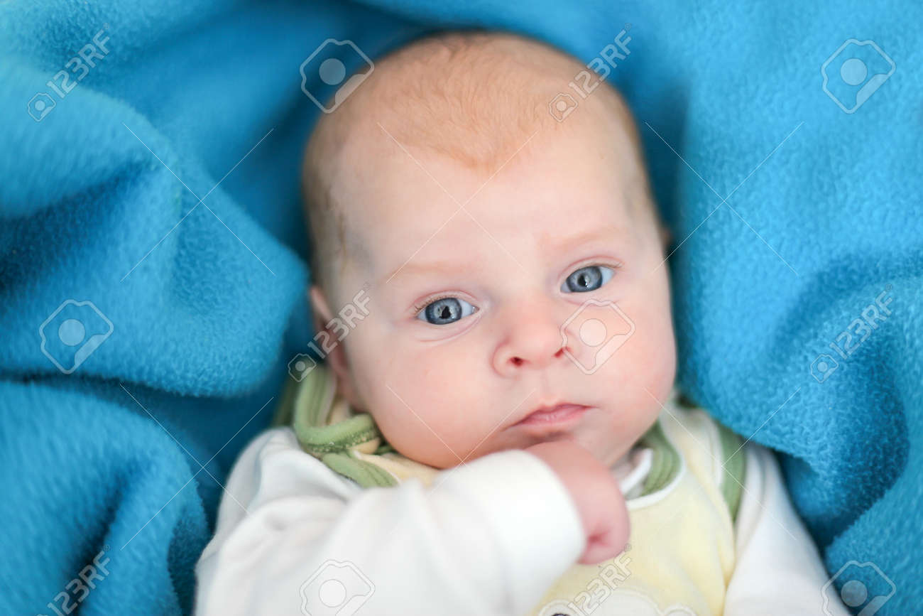 Adorable Petit Garcon Nouveau Ne Avec Les Yeux Bleus Banque D Images Et Photos Libres De Droits Image Adorable Petit Garcon Nouveau Ne Avec Les Yeux Bleus Banque D Images Et Photos Libres De Droits Image