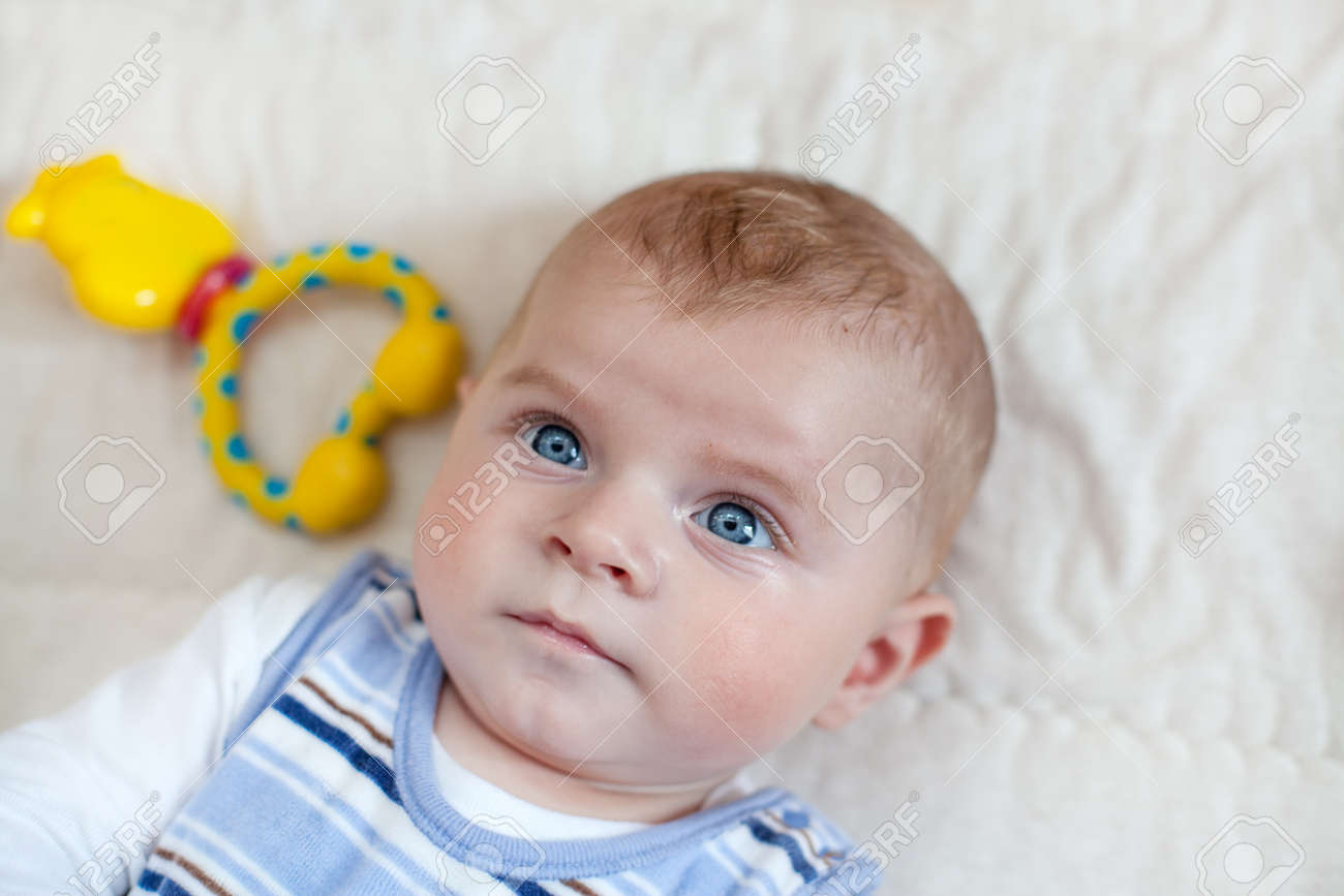 Adorable Petit Garcon De Trois Mois Avec Des Yeux Bleus Et Des Cheveux Blonds Interieur Banque D Images Et Photos Libres De Droits Image Adorable Petit Garcon De Trois Mois Avec Des Yeux Bleus Et Des Cheveux Blonds Interieur Banque D Images Et Photos Libres De Droits Image