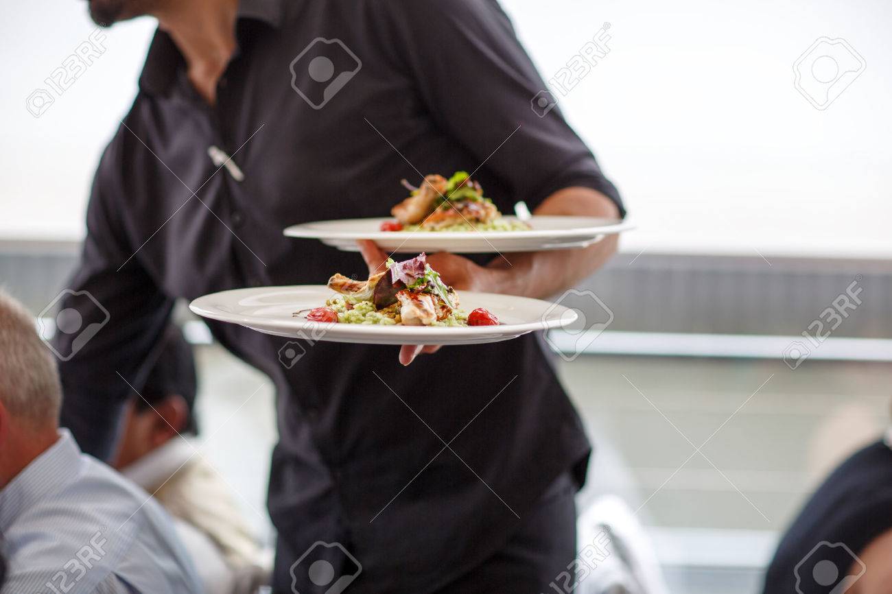 結婚式のサラダ料理プレートを運ぶウェイター の写真素材 画像素材 Image