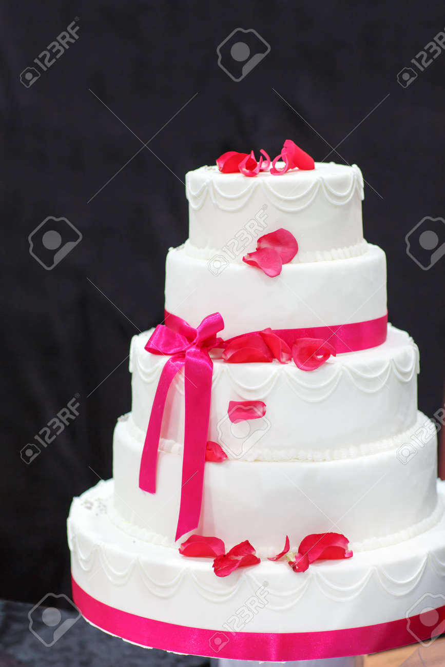 Gâteau De Mariage En Blanc Et Rose